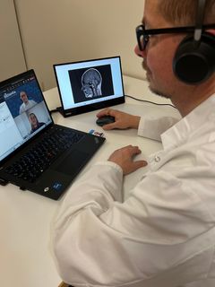 Neurologi Veli Tuomivaara on tehnyt jo korona-aikana varsin ajankohtaiseksi tulleita etävastaanottoja. Kuvat ovat vapaasti julkaistavissa.