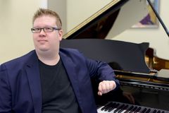 Vuoden 2016 Pacius-palkinnon saaja Teemu Sipilä on erikoistumassa taidemusiikin äänittämisen tutkimiseen ja käytäntöihin. Kuva: Mika Federley / Helsingin yliopisto