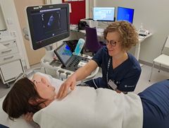 Tays Sydänsairaalan sairaanhoitaja-sonograaferi Heidi Pekkanen valmistelee potilasta ultraäänitutkimukseen kardiologian poliklinikan vastaanottohuoneessa.