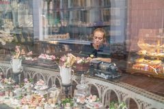 Vuodesta 1864 toiminut Maiasmokk-kahvila hemmottelee vieraitaan erilaisilla leivoksilla, marengeilla ja muilla herkuilla. Kuva: Visit Estonia