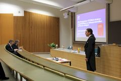 Riihosen väitöstilaisuudesta 4.7.2014 Aalto-yliopiston sähkötekniikan korkeakoulun S1-salissa Espoon Otaniemessä. asemmalla opponentti professori Robert Schober ja kustos, professori Risto Wichman.