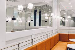 Strindbergin kahvila on koko Esplanadin elegantti olohuone, jonka tyyli pohjaa ajattomaan mannermaiseen designiin. Kuva: Aki Rask