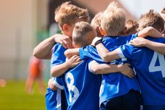 Ryhmään kuulumisen tunne on lasten urheilussa tärkeää. Kuva: Shutterstock.