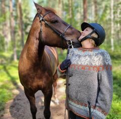 Hevosvoimainen Kangasala -neule on saanut innoituksensa Kangasalan hevosista ja kauniista luonnosta. Kuvassa Kangasalan kesähevonen Maikki ja ratsastaja Heidi Kulo. Kuva: Merja Palin