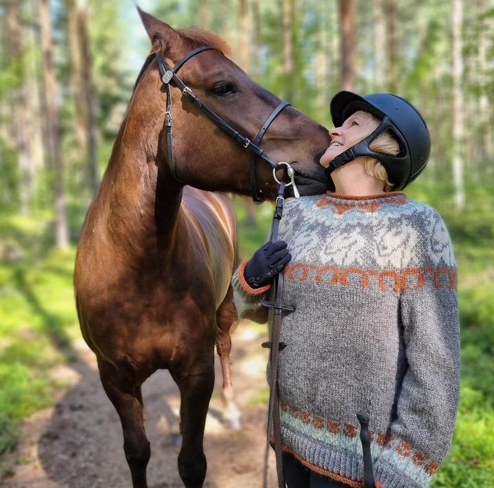 Hevosvoimainen Kangasala -neule on saanut innoituksensa Kangasalan hevosista ja kauniista luonnosta. Kuvassa Kangasalan kesähevonen Maikki ja ratsastaja Heidi Kulo. Kuva: Merja Palin