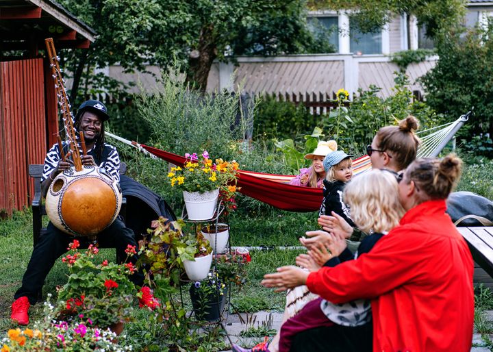 Taidelahjan esittäjänä Cheikh Cissokho, kuva: Saara Autere