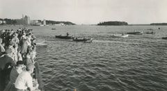 Motorbåtstävling vid Bomullsfabrikens strand. Bild: Österbottens museums arkiv