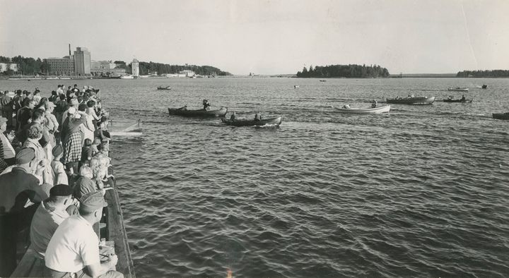 Motorbåtstävling vid Bomullsfabrikens strand. Bild: Österbottens museums arkiv