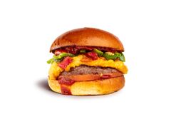 Nashville-burgerissa USA:n Etelävaltioiden makuja: grillattuja poblano-chilejä, grillattua paprikaa, marinoitua tomaattia ja naudanlihapihvi. Annoksen kruunaa rapeiden cracker-maissilastujen kanssa alkupalana yleensä nautittu Southern dip, jossa on raastettua cheddaria, majoneesia, tuorejuustoa, yrttejä ja valkosipulia. Burger yksittäin 12,90 euroa, ateriana 18,90 euroa.