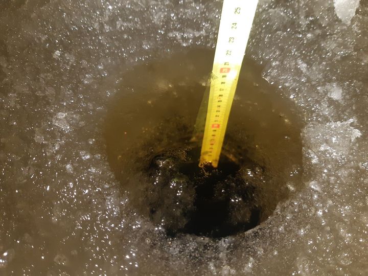Jään paksuutta tarkastellaan Kainuussa kolmella havaintoasemalla. Kuva: Pasi Toro, Kainuun ELY-keskus