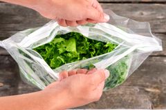 DeliVerden salaattien uusi pussi on uudelleen käytettävä ja vähentää ruokahävikkiä.