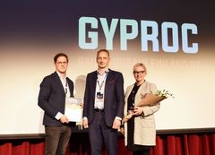 Huomionosoituksen vastaanottivat Gyprocin myyntipäällikkö Timo Rytkönen, Saint Gobain Finlandin toimitusjohtaja Olli Nikula sekä  Gyprocin myyntijohtaja Anna-Kavén Toppi.