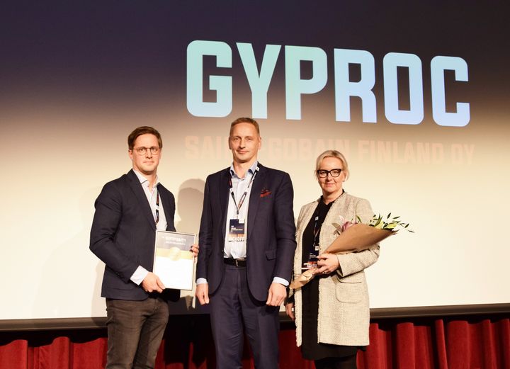 Huomionosoituksen vastaanottivat Gyprocin myyntipäällikkö Timo Rytkönen, Saint Gobain Finlandin toimitusjohtaja Olli Nikula sekä Gyprocin myyntijohtaja Anna-Kavén Toppi.