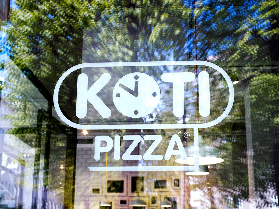 Kotipizza-ravintolan ikkuna