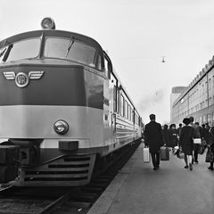 Kiitojuna ja matkustajia Helsingin rautatieasemalla, 1965. Kuva: Volker von Bonin / Helsingin kaupunginmuseo.