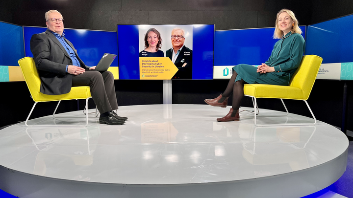 Merle Maigre (oik.) Viron e-Governance Academystä ja Kimmo Rousku (vas.) Digi- ja väestötietovirastosta keskustelevat digiturvallisuudesta ja varautumisesta