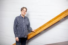 Akustiikan professori Ville Pulkki on jo vuosia pohtinut, miksi vastatuuleen huutaminen tuntuu ihmisistä hankalalta, sillä ilmiölle ei ole löytynyt tieteellistä perustetta. Kuva: Nita Vera / Aalto-yliopisto
