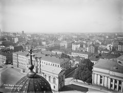 Panoraama Nikolainkirkon (nykyisen Tuomiokirkon) tornista lounaaseen. Etualalla Yliopiston päärakennus. Kuva: Helsingin kaupunginmuseo / Signe Brander.