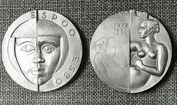Kuvanveistäjä Kauko Räsäsen suunnittelemaa Espoo-mitalia on jaettu vuodesta 1972.