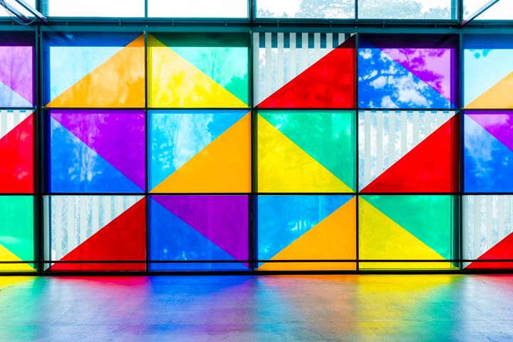 Daniel Buren: Les Paravents (Käännettävät sermit), 2022. Yksityiskohta, EMMA. © Paula Virta / EMMA – Espoon modernin taiteen museo.