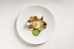 Suomen Bocuse d'Or -lautasannos Euroopan osakilpailuissa 2018. Sunny side up -kananmuna Castelmagno-juustolla sekä rapeaa perunaa ja yrttejä.