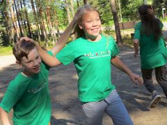 Mjölkambassadör Anni Lehtonen besöker flera av sommarens matskolor och berättar om mjölkens, motionens och kostens betydelse för hälsan.
Fotograf: Tuire Matilainen.