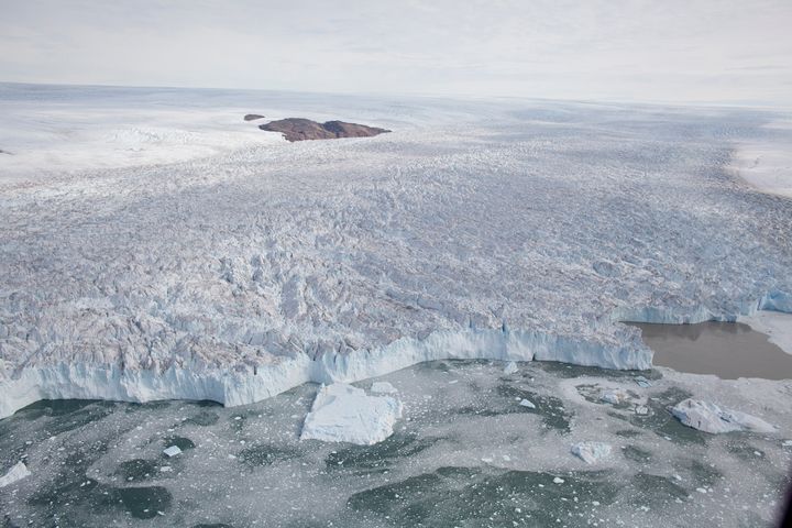 Upernavikin jäätikkövirtaus laskee Baffininlahteen Luoteis-Grönlannissa. Jäätikkövirtaus on tunnistettavissa sille tyypillisistä jäärailoista, verraten viereiseen tasaiseen, hitaasti liikkuvaan mannerjäähän. Kuvalähde: Niels J. Korsgaard.