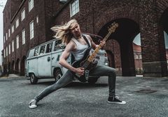 Sirkustaiteilija Eikka Alatalo levittää ympäristöystävällisen autoilun sanomaa sirkustempuin ja livemusiikin kera. Kuva: Isak Stockås