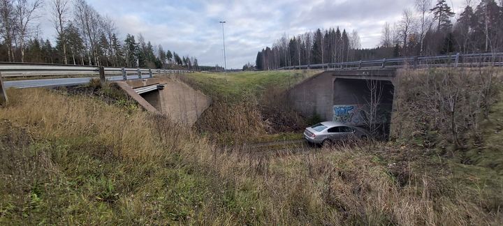 Hirvimetsän alikulkukäytävien kohdalla nopeusrajoitus on työn aikana 50 km/h.