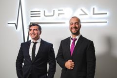 Neural DSP:n perustajat toimitusjohtaja Douglas Castro (vas.) ja tuotejohtaja Francisco Cresp palkittiin EY:n yrittäjyyspalkinnolla.