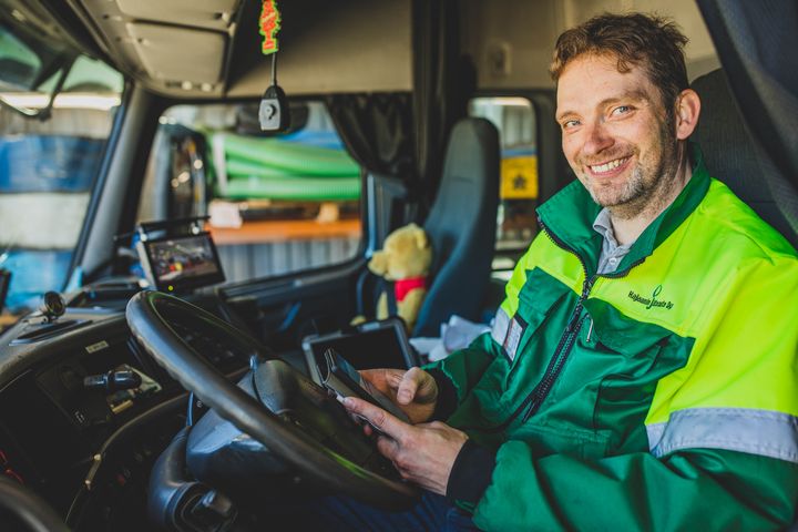 Kajaanin Jäteauto Oy:n toimitusjohtaja Esa Rimpiläinen hyödyntää älykästä ajotavanseurantapalvelua kuljettajiensa kannustamissa ja ohjaamisessa.