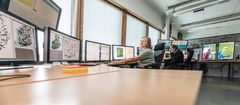Kelikeskusoperaattori Päivi Yüzlü ja Kelikeskuksen päällikkö Seppo Kaarto Destian Kelikeskuksessa Ilmatieteen laitoksella Helsingin Kumpulassa .