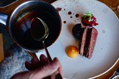 Syksyn Menu Nokka sisältää sorsaa, jonka reseptissä on hyödynnetty Sastan perustajan Urpo Saastamoisen riistaruokavinkkiä siitä, että riistan makua ei saa peittää. Kuva: Rasmus Tikkanen