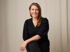 Aino-Mari Tuuri on tietokirjailija ja toimittaja, joka on perehtynyt digiyhteiskuntaan ja nykydigivanhemmuuteen. Kuva: Otto Virtanen/Tammi