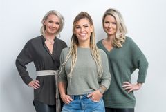 Kuvassa keskellä Eva Wahlström ja reunoilla Lola&Lykken perustajat: Laura Mcgrath vasemmalla ja Kati Hovikari oikealla.