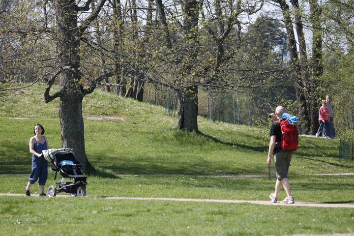 Ulkoilijoita Laajasalon Tullisaaressa. Kuva: Roy Koto.