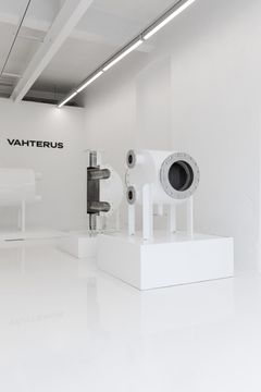 Vahteruksen toiminta pohjaa itse kehitettyyn, innovatiiviseen tuotteeseen. Kuvassa yrityksen showroom pääkonttorin yhteydessä Kalannissa. Kuva: Anton Sucksdorff