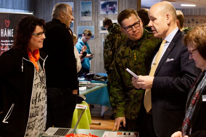 Panssariprikaatin apulaiskomentaja eversti Karri Heikinheimo ja Hämeen kauppakamarin toimitusjohtaja Jussi Eerikäinen katsastivat rekrytointitapahtuman tarjoamia mahdollisuuksia varusmiehille.