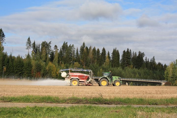 Gipsspridning i Nurmijärvi i Vanda ås avrinningsområde. Gips minskar avsevärt jordbrukets belastning på vattendragen. Bild: Terhi Ajosenpää