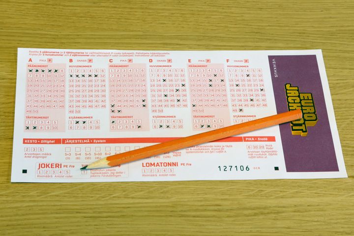 Ruudukossa A suosituimpiin riveihin kuuluva "alhaalta ylös". Ruudukossa B pelatuimmat yksittäiset numerot ja ruudukossa C vähiten pelatut yksittäiset numerot. Ruudukossa D edellinen arvottu rivi (5/2018) ja ruudukossa E edellinen täysosuman tuonut rivi (47/2017). Ruudukossa F myös suosittuihin riveihin kuuluvat "täydet kympit".