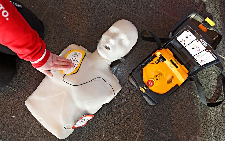 Du känner igen en defibrillator (hjärtstartare) på den internationella grönvita symbolen. Hjärtstartare för allmänt bruk finns exempelvis på köpcentra och arbetsplatser samt i andra offentliga lokaler.