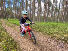 Pyöräily on omiaan parantamaan mm. lasten koordinaatiota, tasapainoa, keskittymiskykyä ja itsevarmuutta. Kuva: Kontiolahti Outdoor.
