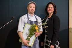 Kuvassa vuoden 2018 Lähiruokateko-palkittu Ilkka Arvola, Otava Food Factory Oy ja Kirsi Viljanen, raadin pj., MMM