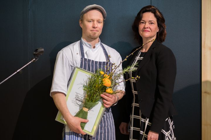 Kuvassa vuoden 2018 Lähiruokateko-palkittu Ilkka Arvola, Otava Food Factory Oy ja Kirsi Viljanen, raadin pj., MMM