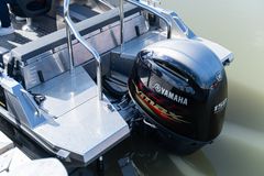 The four-cylinder Yamaha V MAX SHO four-stroke outboards are designed to provide high performance and a sporty ride on the water. The Buster XL is powered by a 1.8-litre Yamaha VF115XA with a rated output of 115 horsepower, while the XXL is powered by a 2.8-litre Yamaha VF150XA with a rated output of 150 horsepower.