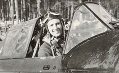 Eino Ruutsalo Morane-Saulnier M.S.406 -hävittäjän ohjaamossa Tiiksjärvellä kesällä 1943 (kuva: Eino Ruutsalon perikunta)