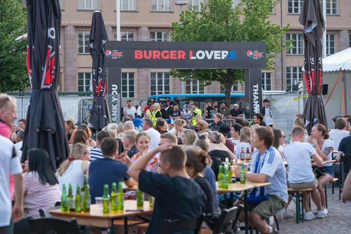 Burger Lovers Finland -yhteisön aktiivit tuovat burgerifestivaalin taas kesäkuussa Helsingin Rautatientorille. Tapahtumassa nautitaan Suomen kehutuimpien burgereiden lisäksi useista tähtiartistien konserteista. Viime kesänä Suomen suurimmaksi burgeriravintolaksi muuntautuneessa tapahtumassa yli 40 000 vierasta pääsi nauttimaan burgereista. Suomen paras hampurilaisravintola julkistetaan tapahtuman lehdistölounaalla keskiviikkona 15.6. Kuva: Antti Suikkari, Burger Lovers Finland