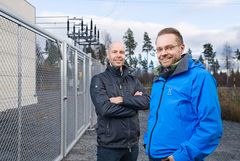 Senior Principal Engineer Ari Wahlroos (vas.) ja Senior Application Specialist Janne Altonen ovat olleet kehittämässä ABB:n Vuoden Verkostotekona -palkittua maasulkuvikoja paikantavaa teknologiaa. Miehillä on vuosikymmenien kokemus sähköverkon suojausratkaisujen tutkimuksesta ja tuotekehityksestä ABB:llä.