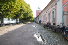 Hankkeen ensimmäisessä vaiheessa kunnostetaan muun muassa reitti Isolla Mustasaarella sijaitsevan Rantakasarmin edustalla. Kuva: Suomenlinnan hoitokunta / Timo Nurmi.