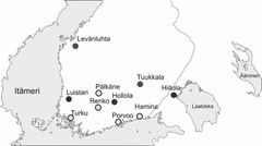 Tutkimuksen rautakautiset sekä keskiaikaiset kalmistot ovat Levänluhta Isokyrössä, Luistari Eurassa, Kirkkailanmäki Hollolassa, Kylälahden Kalmistonmäki Hiitolassa sekä Tuukkala Mikkelissä (merkitty karttaan tummanharmaalla). Historiallisen ja modernin ajan hautausmaista tutkimuksessa olivat mukana Pälkäneen Rauniokirkko, Porvoon tuomiokirkko, Rengon Pyhän Jaakon kirkko, Turun Julinin tontti sekä Haminan rykmentinkenttä (merkitty vaaleanharmaalla). Kuva on muokattu alkuperäisjulkaisusta (CC BY 4.0).